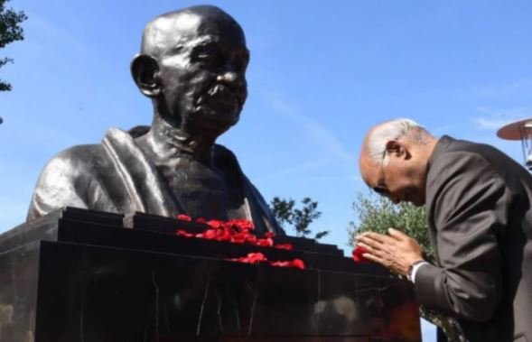 Nation Pays Homage to Mahatma Gandhi on His 73rd Death Anniversary